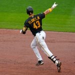 article image - Flores Jr. hits 2-run HR in 8th